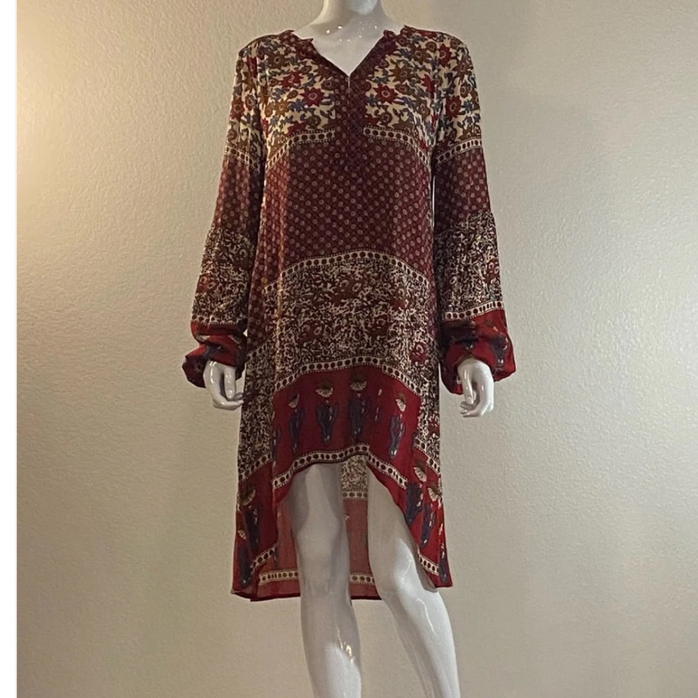 V-neck dress with vivid Indian print.  eye hook front closure. Size max’s